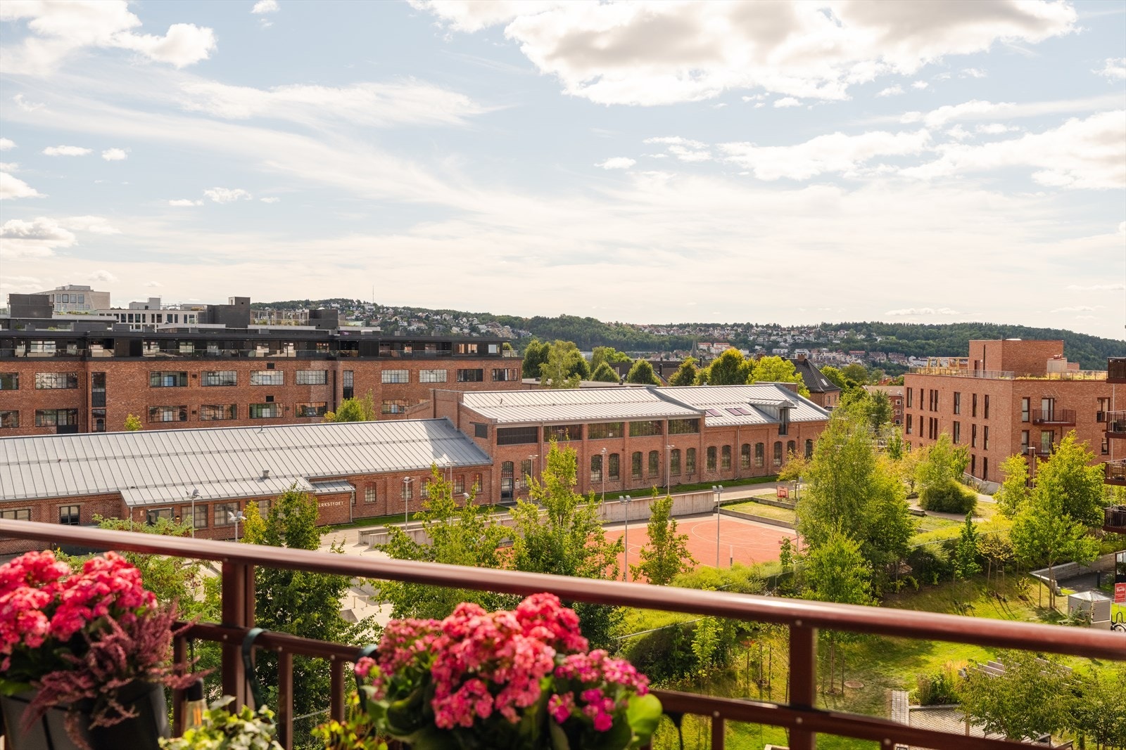 Med gode solforhold, et trivelig utsyn og god plass ligger alt til rette for at varme, solfylte dager kan tilbringes her ute. Galleribilde