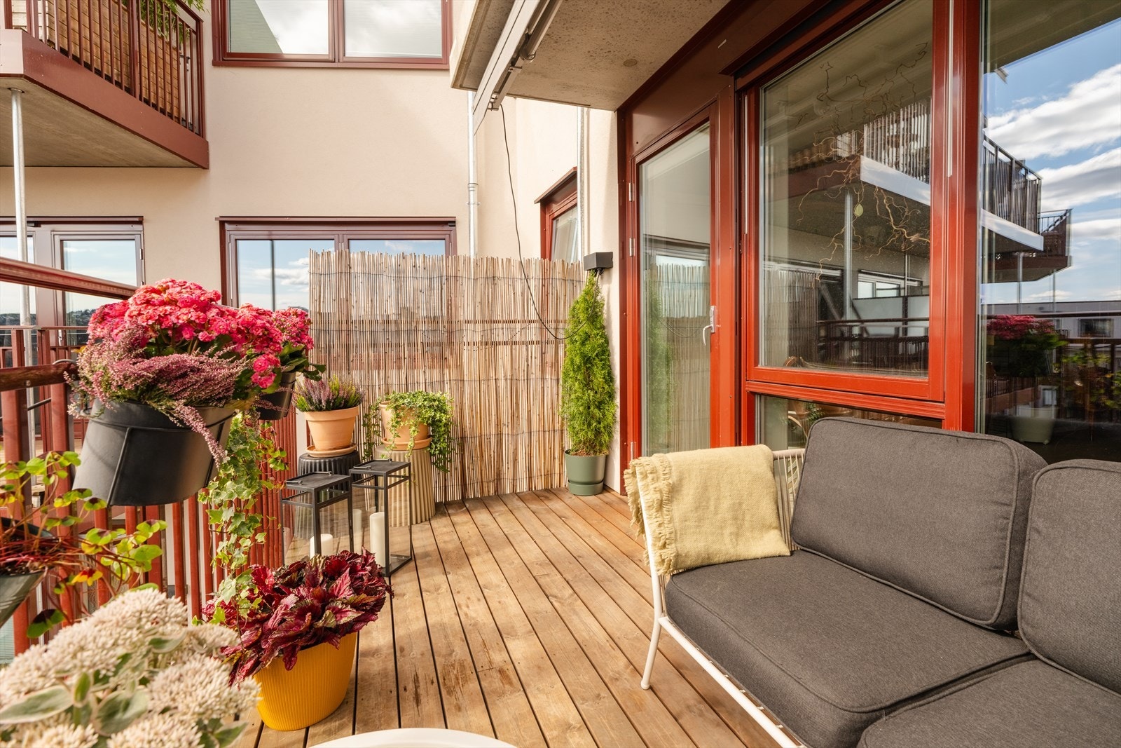 Balkongen har terrassebord på gulvet som gir en lun og behagelig følelse under føttene. Galleribilde