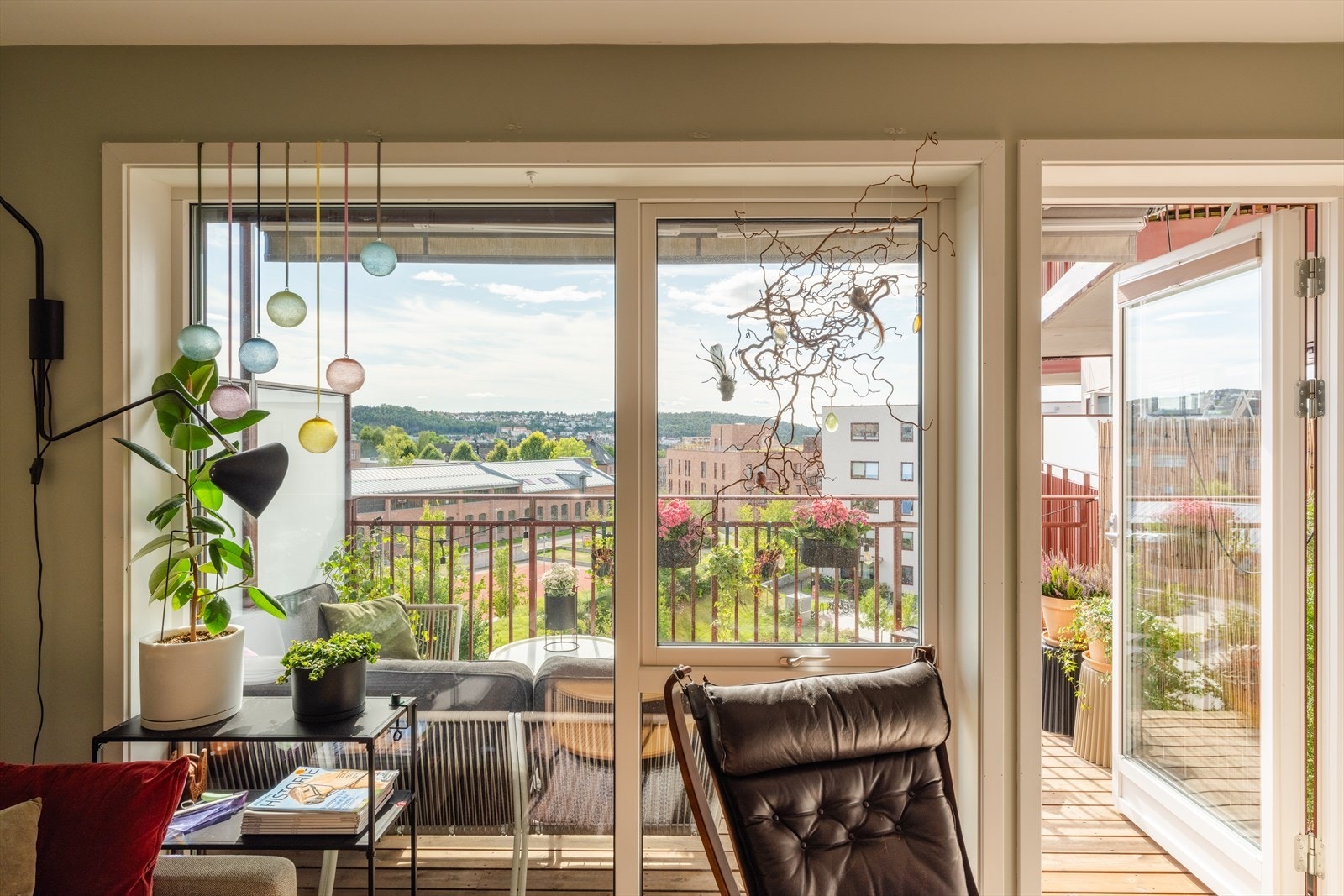 Et meget lyst og innbydende hjem med attraktiv beliggenhet i byggets 5. etasje. Galleribilde