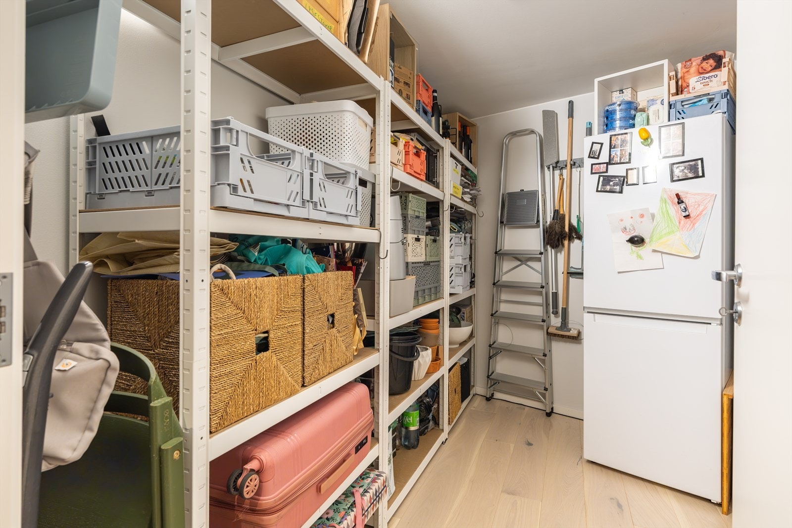 I tillegg har leiligheten en stor innvendig bod med ekstra lagringsplass. Galleribilde