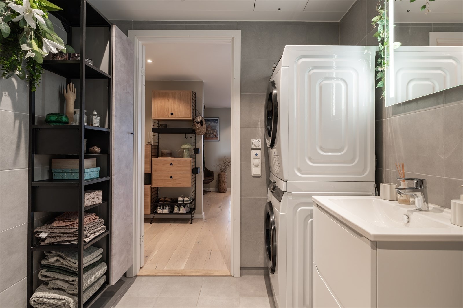 Det er opplegg for både vaskemaskin og tørketrommel, samt mulighet for praktiske oppbevaringsmøbler. Galleribilde