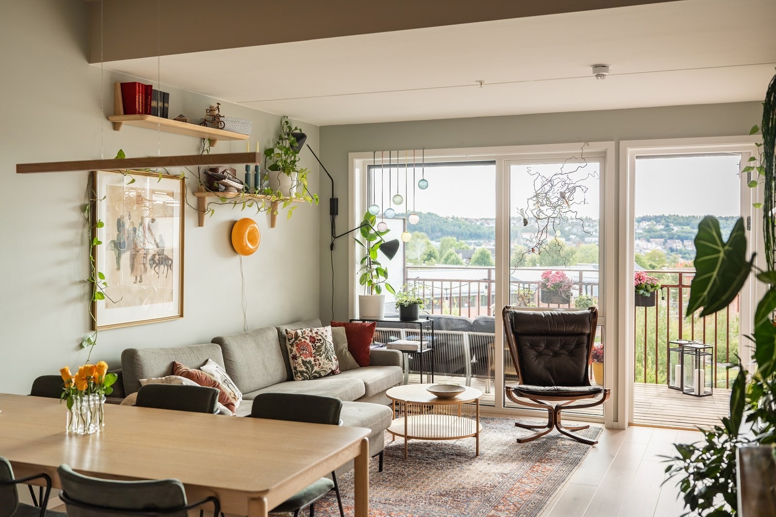 Store, takhøye vinduer sørger for rikelig med naturlig lys til stuen. Galleribilde