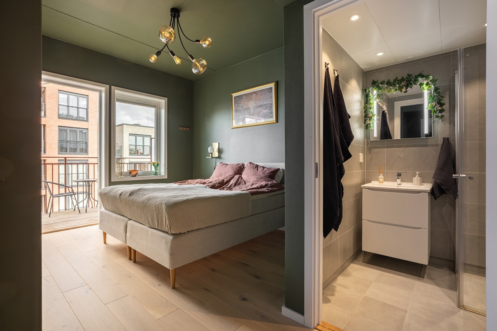 I tillegg er det eget bad tilknyttet hovedsoverommet. Galleribilde