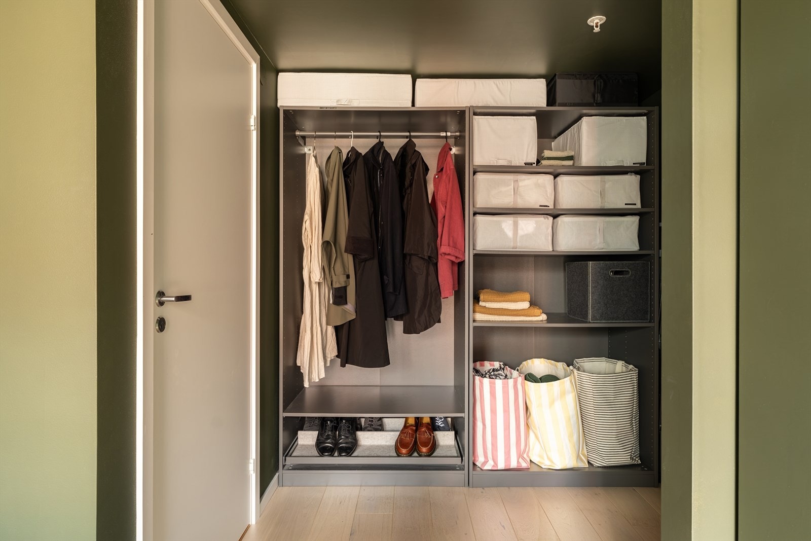 Meget god lagringsplass på dette rommet. Galleribilde