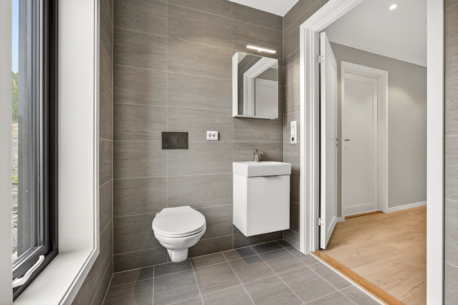 På badene leveres det hvit baderomsinnredning med heldekkende servant, underskuffer og tilhørende speil. Bilder er ikke av selve boligen, kun ment som illustrasjon. Galleribilde