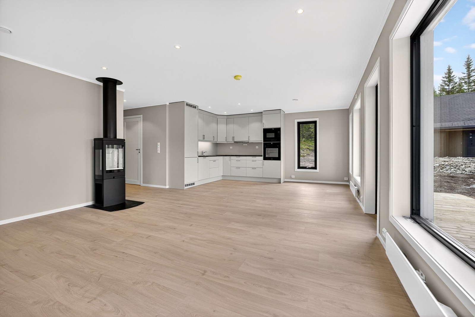 En koselig peis blir plassert i rommet som gir rikelig med varme og hygge. Bilder er ikke av selve boligen, kun ment som illustrasjon. Galleribilde