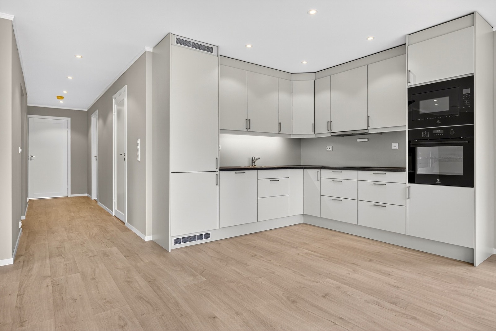 Det leveres delikat, lyst kjøkkeninnredning fra Norema. Bilder er ikke av selve boligen, kun ment som illustrasjon. Galleribilde