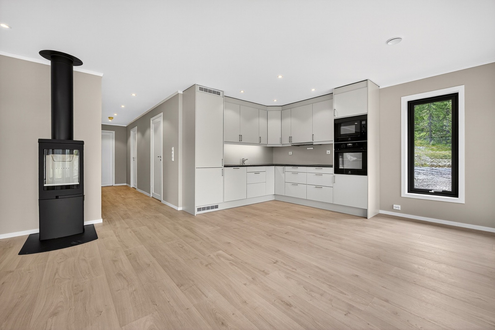 På gulvet legges det kvalitetslaminat fra Pergo av typen Fresh Nordic Oak, og veggene males i standard eller valgt farge. Bilder er ikke av selve boligen, kun ment som illustrasjon. Galleribilde