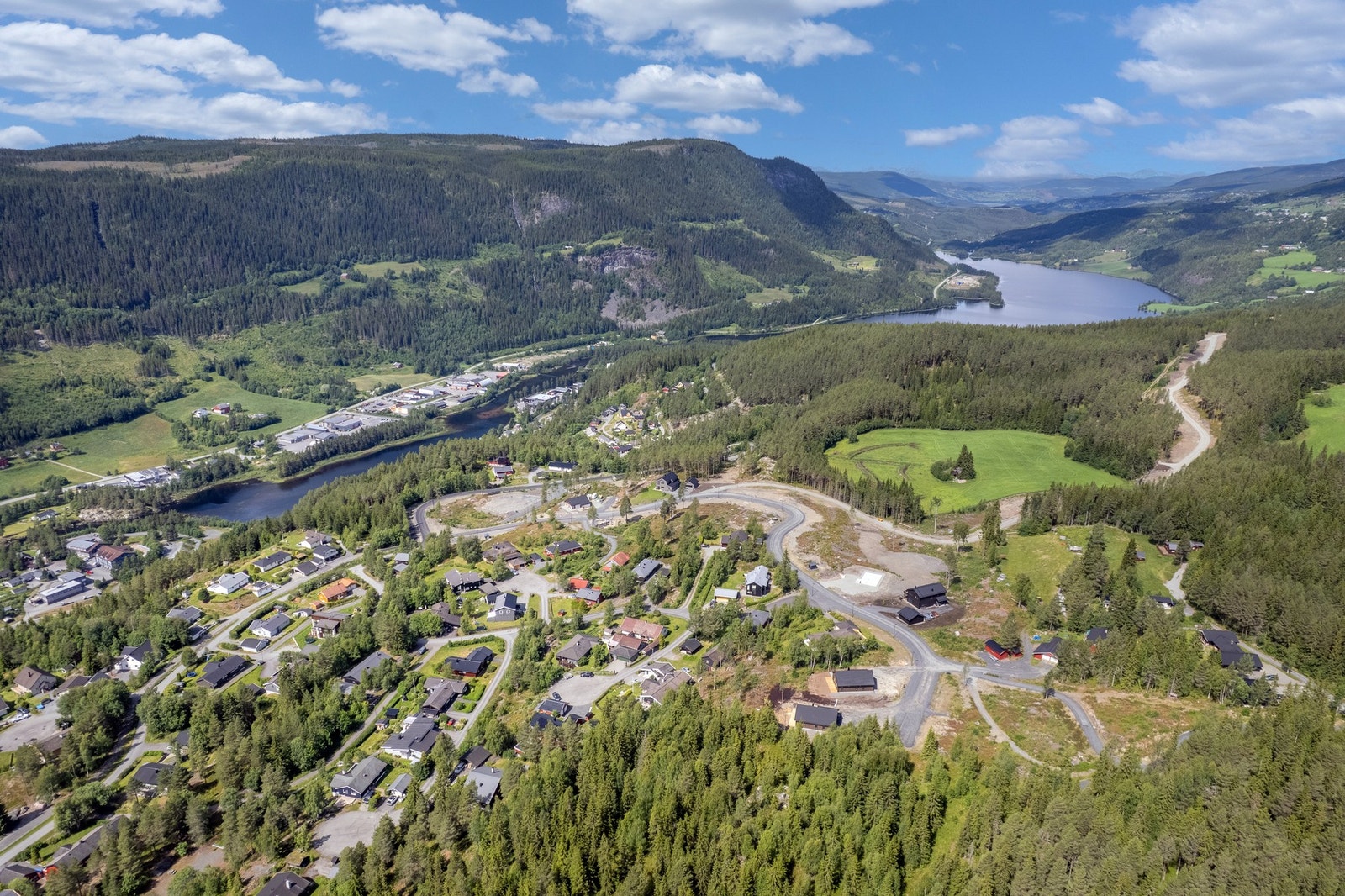 Gangveien rett utenfor eiendommen gir enkel adkomst til ungdomsskolen, Nord-Aurdal barneskole, barnehage, Blåbærmyra og sentrum. Galleribilde