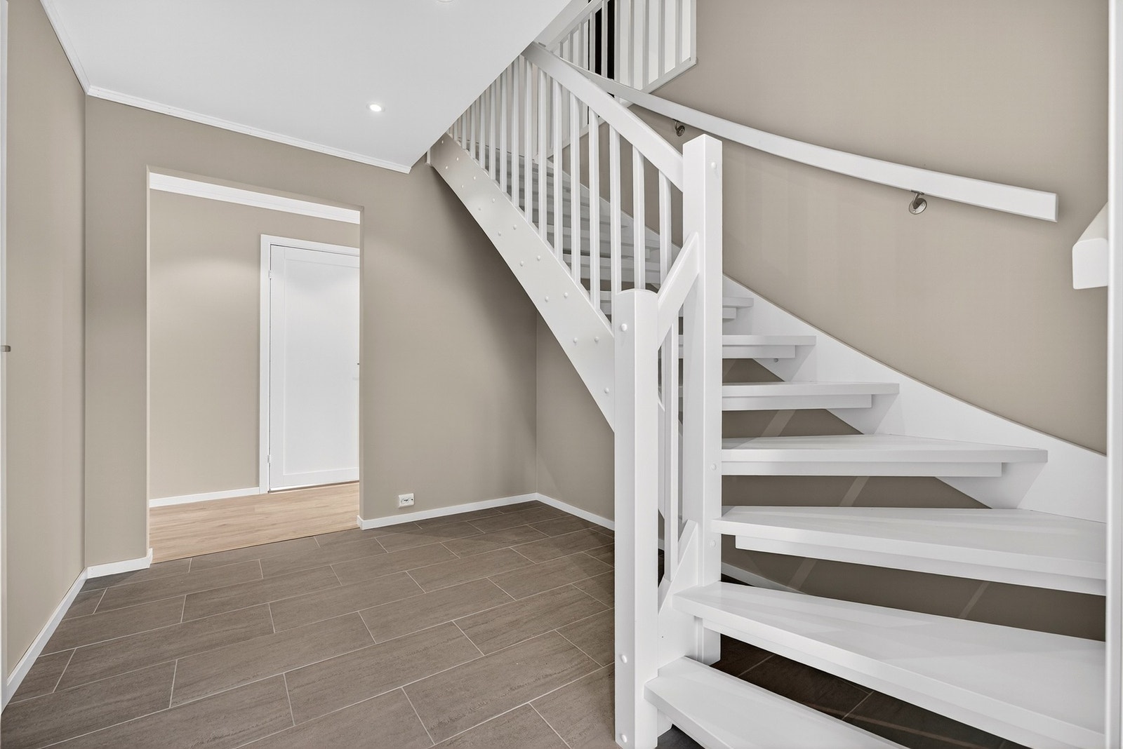 Det er mulighet å velge innredet andre etasje mot tillegg. Da blir trappen opp til andre etasjen fra entreen. Bilder er ikke av selve boligen, kun ment som illustrasjon. Galleribilde