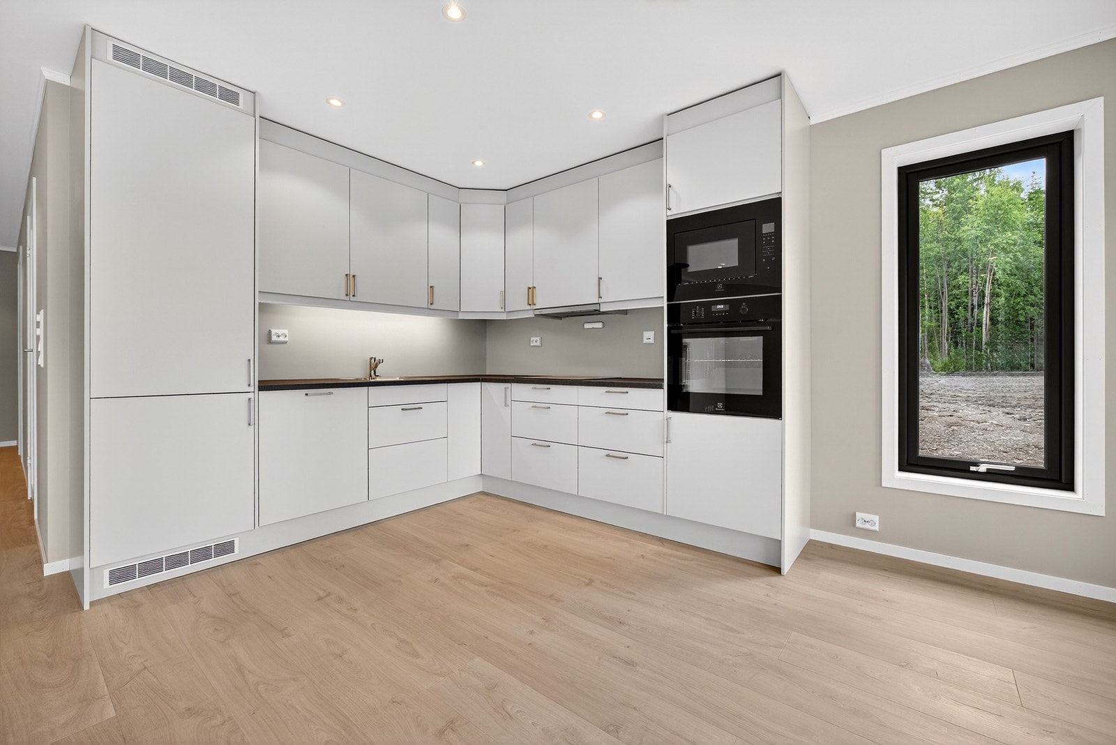 Kjøkkenet blir levert med integrerte hvitevarer. Bilder er ikke av selve boligen, kun ment som illustrasjon. Galleribilde