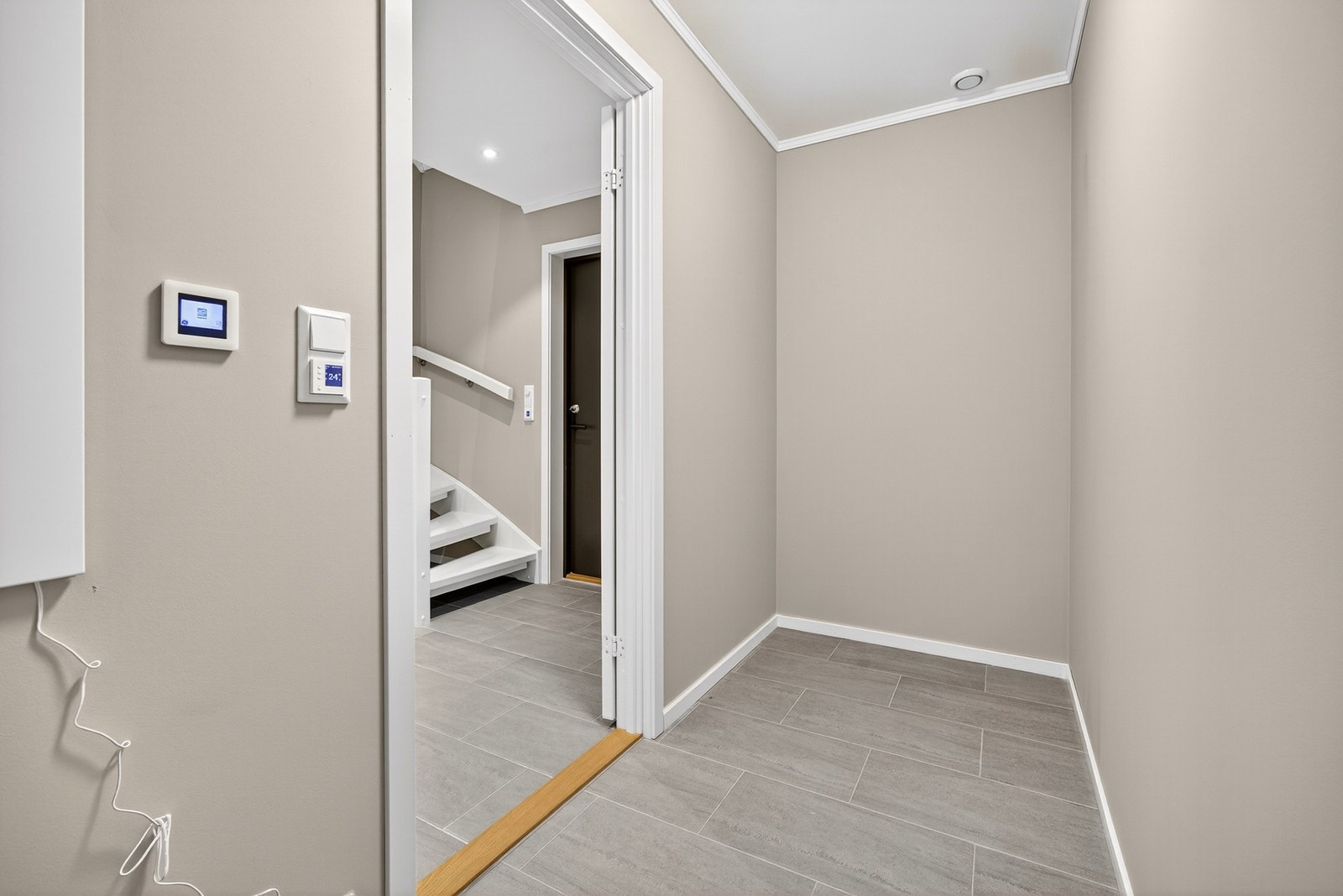 Fra entreen er det inngang til en praktisk bod hvor man kan oppbevare yttertøy og sko f.eks. Bilder er ikke av selve boligen, kun ment som illustrasjon. Galleribilde