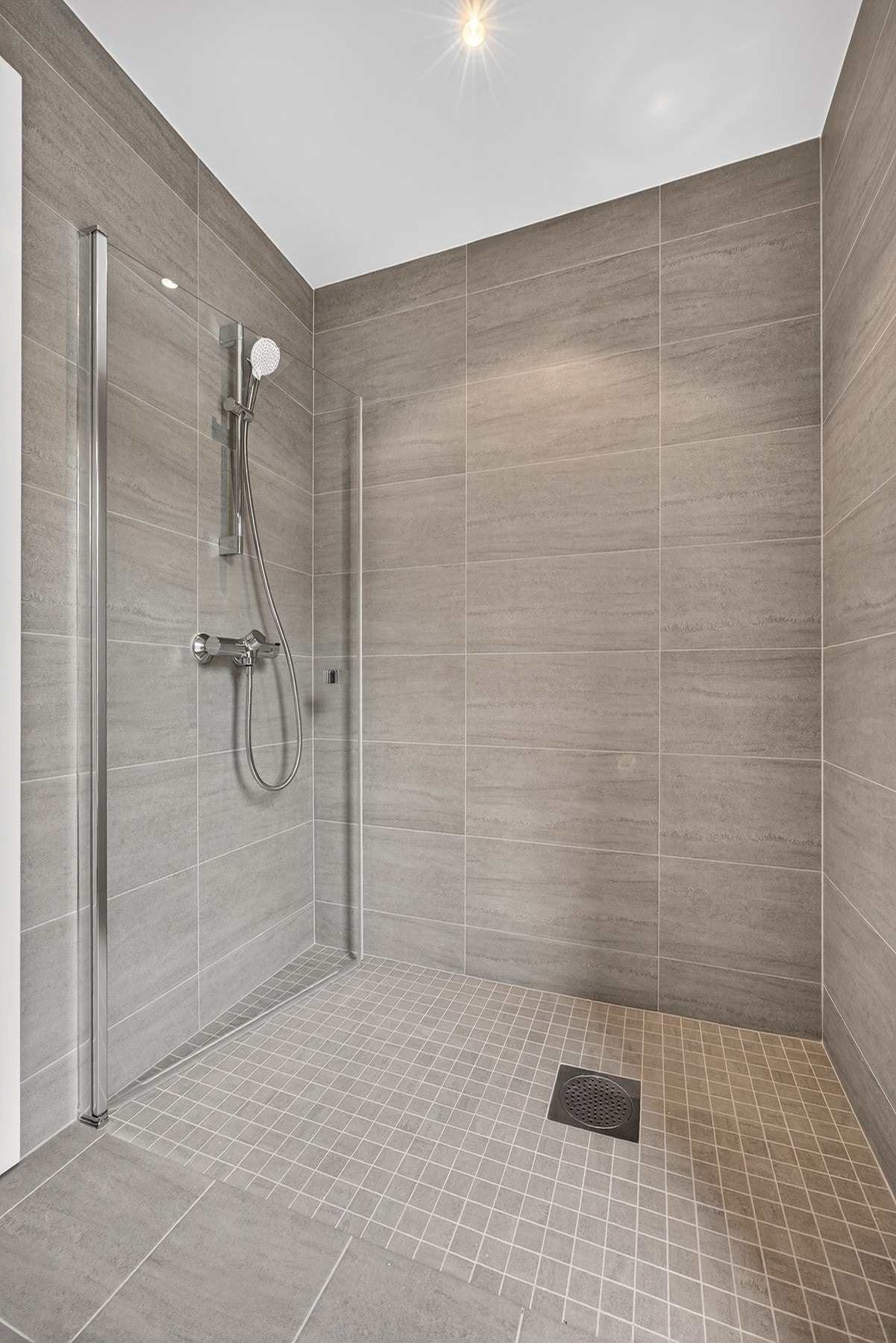 Dusjhjørne med innfellbare glassvegger. Bilder er ikke av selve boligen, kun ment som illustrasjon. Galleribilde