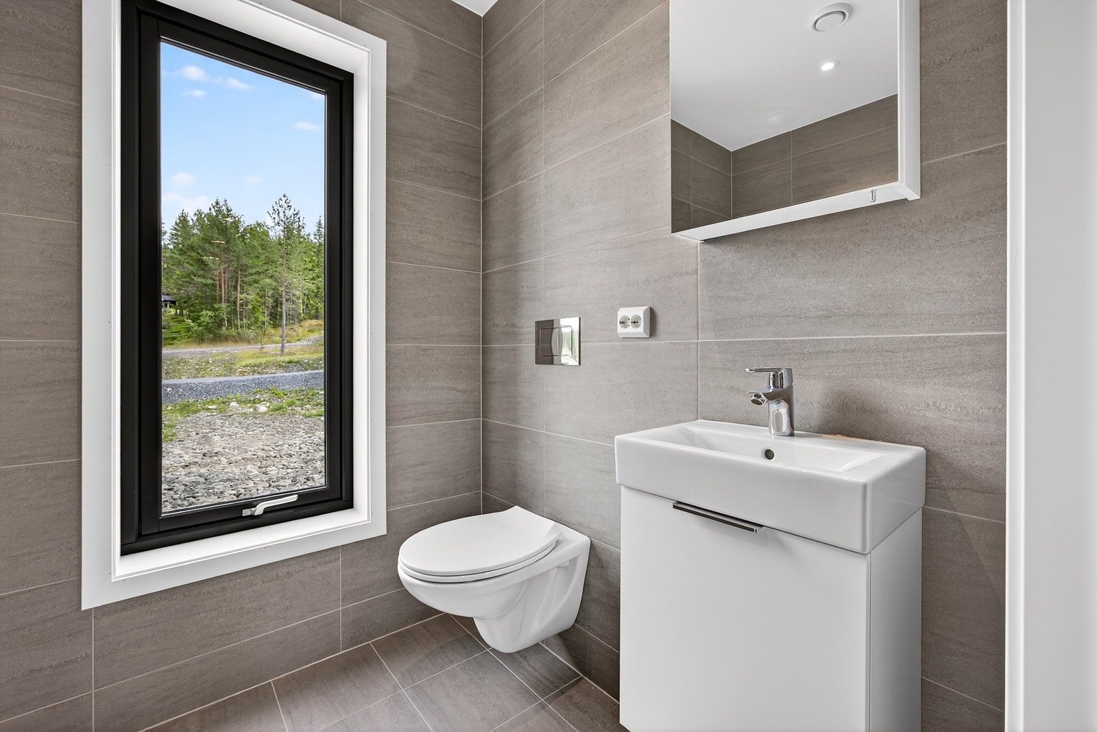 Et vindu bidrar til naturlig lys inn på badet. Bilder er ikke av selve boligen, kun ment som illustrasjon. Galleribilde