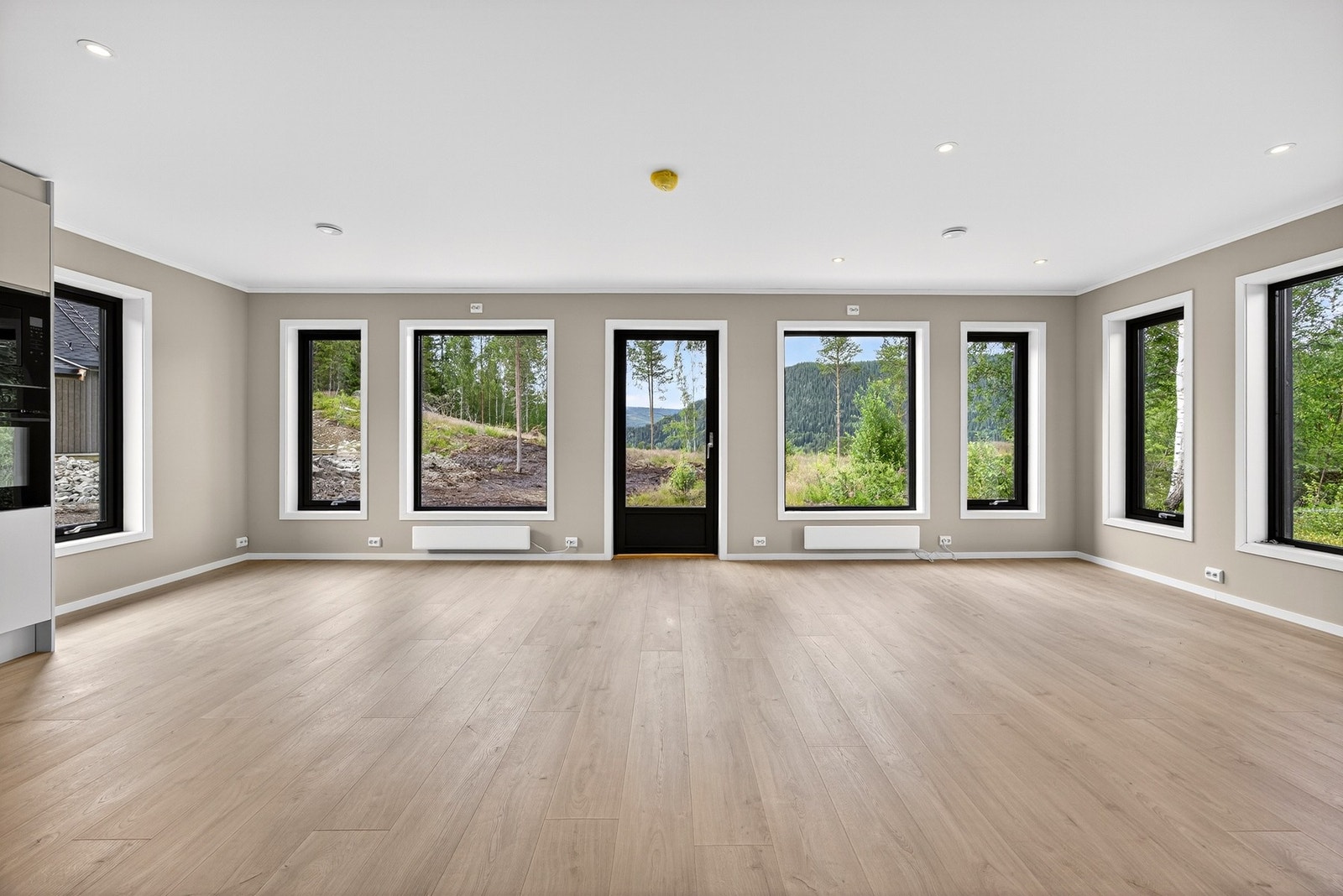 Rommet får vindusflater på tre side, noe som gir et flott gjennomlys. Bilder er ikke av selve boligen, kun ment som illustrasjon. Galleribilde