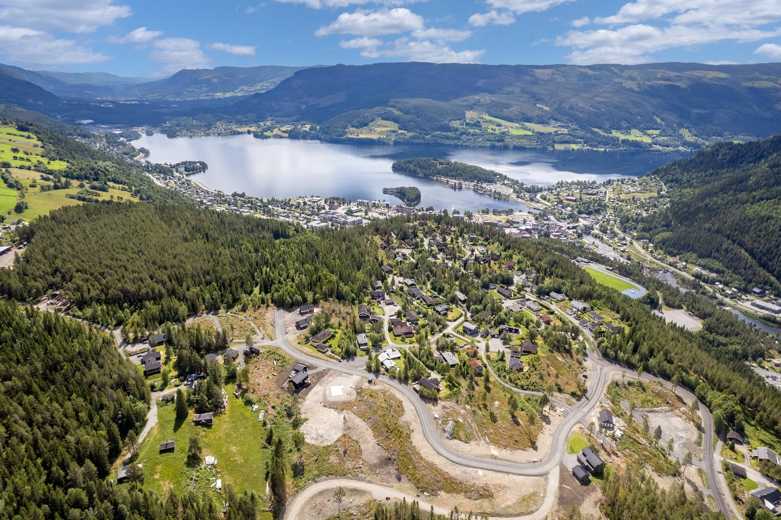 Gangveien rett utenfor eiendommen gir enkel adkomst til ungdomsskolen, Nord-Aurdal barneskole, barnehage, Blåbærmyra og sentrum. Galleribilde