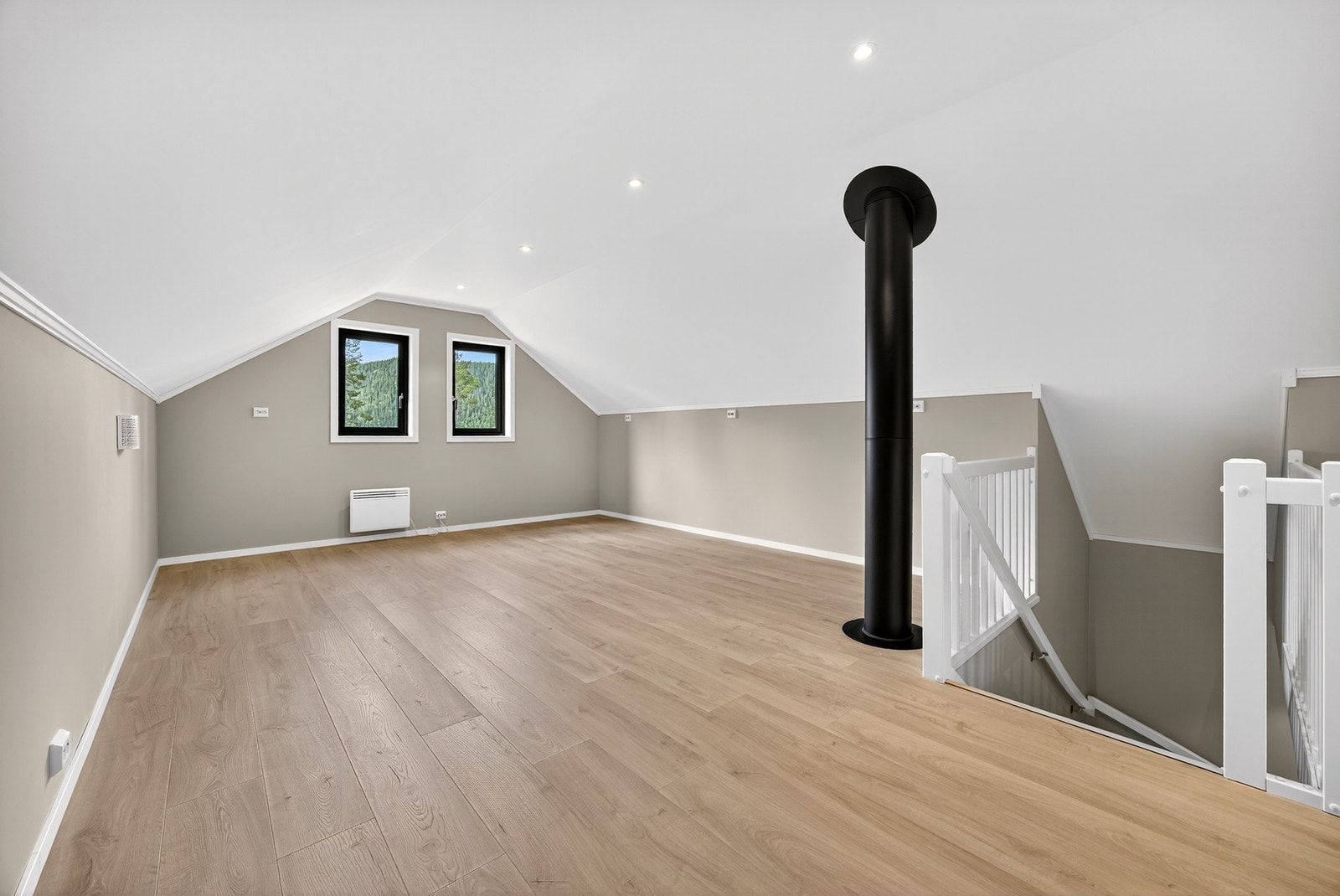 Andre etasje består av tre rom som kan brukes som soverom, ekstra stue etc. Bilder er ikke av selve boligen, kun ment som illustrasjon. Galleribilde