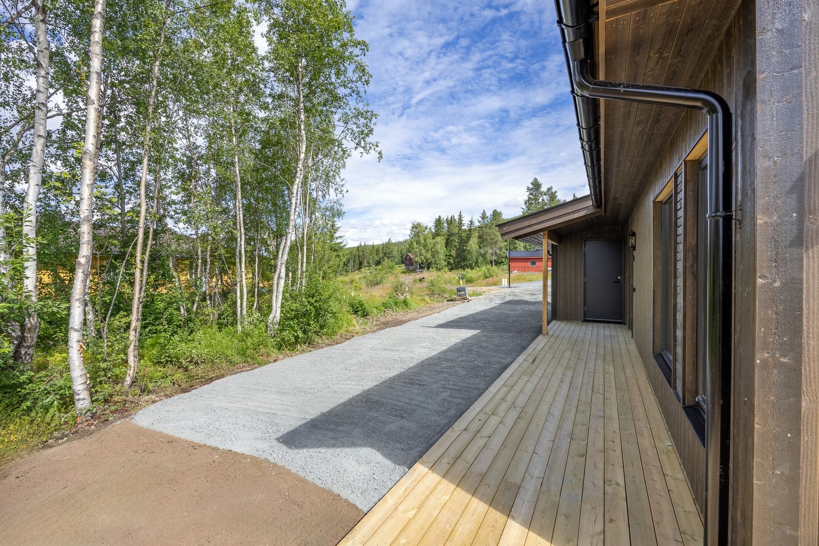 I tilknytning til hagen, og med utgang fra stue/kjøkken, bygges det en romslig terrasse på ca. 37 kvm med god plass til utemøbler, grill med mer. Bilder er ikke av selve boligen, kun ment som illustrasjon. Galleribilde