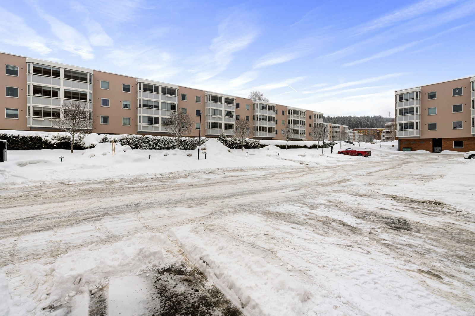 Oversiktsbilde av borettslaget med godt avstand mellom byggene og ryddige utearealer. Galleribilde