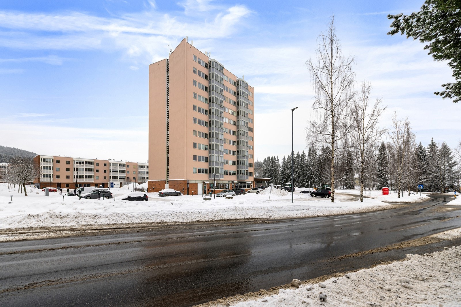 Leiligheten er plassert i høyblokken - med høy beliggenhet og attraktive utsiktsforhold. Galleribilde