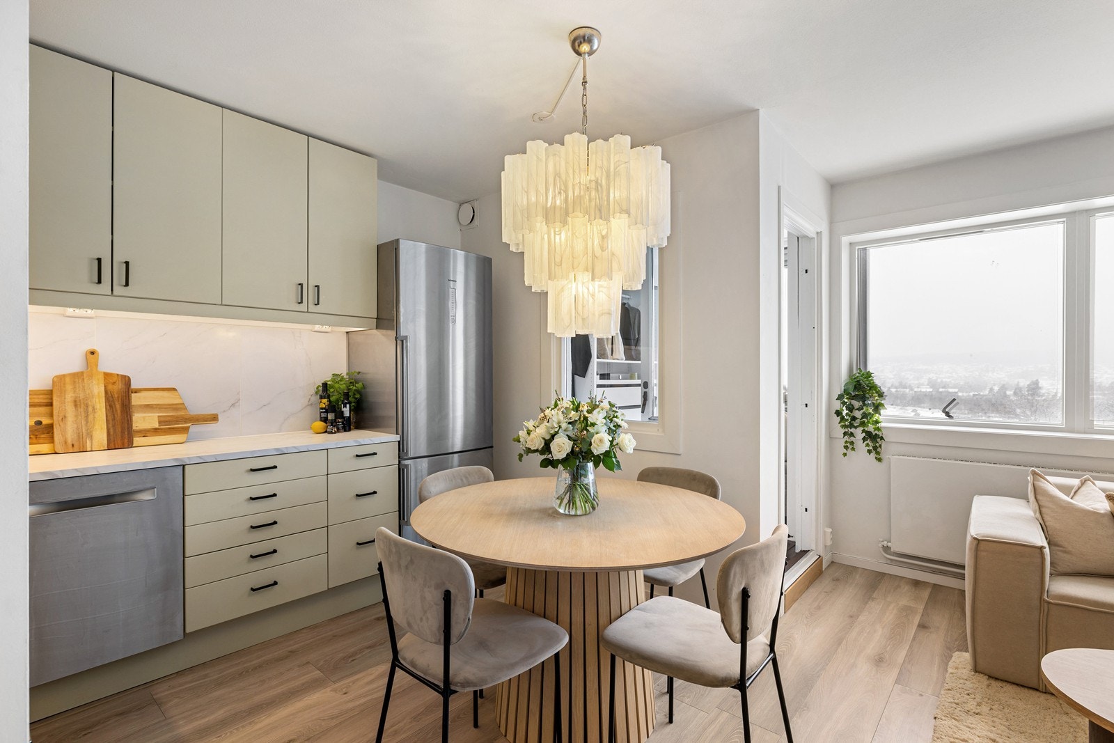 Kjøkken i åpen løsning med gjennomgående stil. Galleribilde