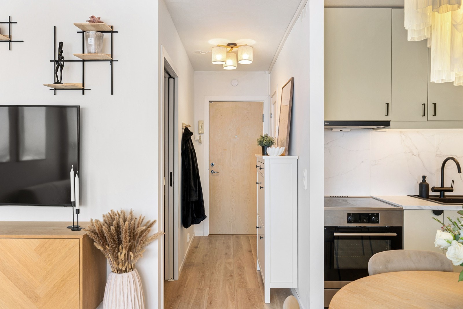 Lys og innbydende gang med plass til oppbevaring Galleribilde