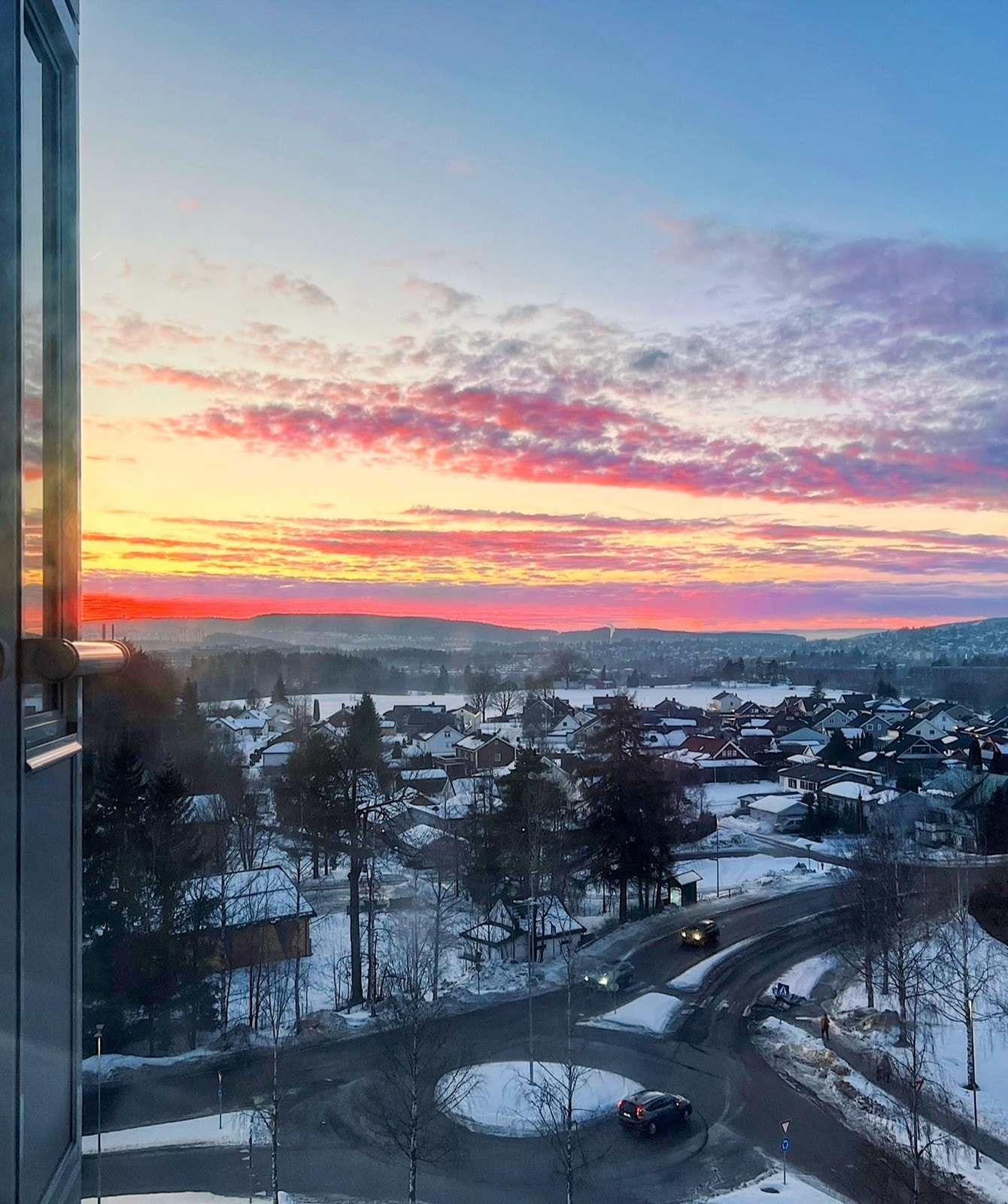 Fra leiligheten nyter du fri sikt og flott utsyn mot horisonten. Fotoet er selgers eget og illustrerer utsiktsforholdene. Galleribilde