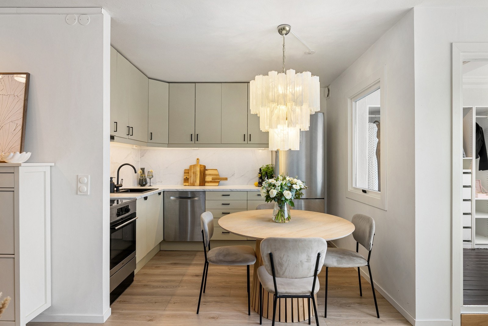 Lyst og moderne kjøkken med plass til spisebord. Galleribilde