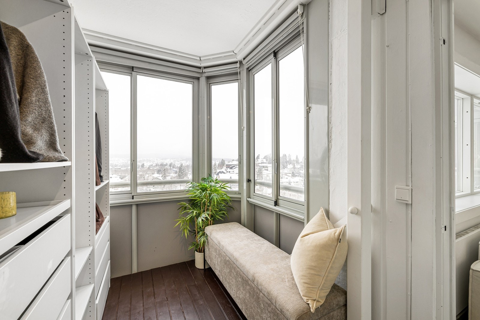 Romslig og innglasset balkong med flott utsyn og gode bruksmuligheter. Galleribilde