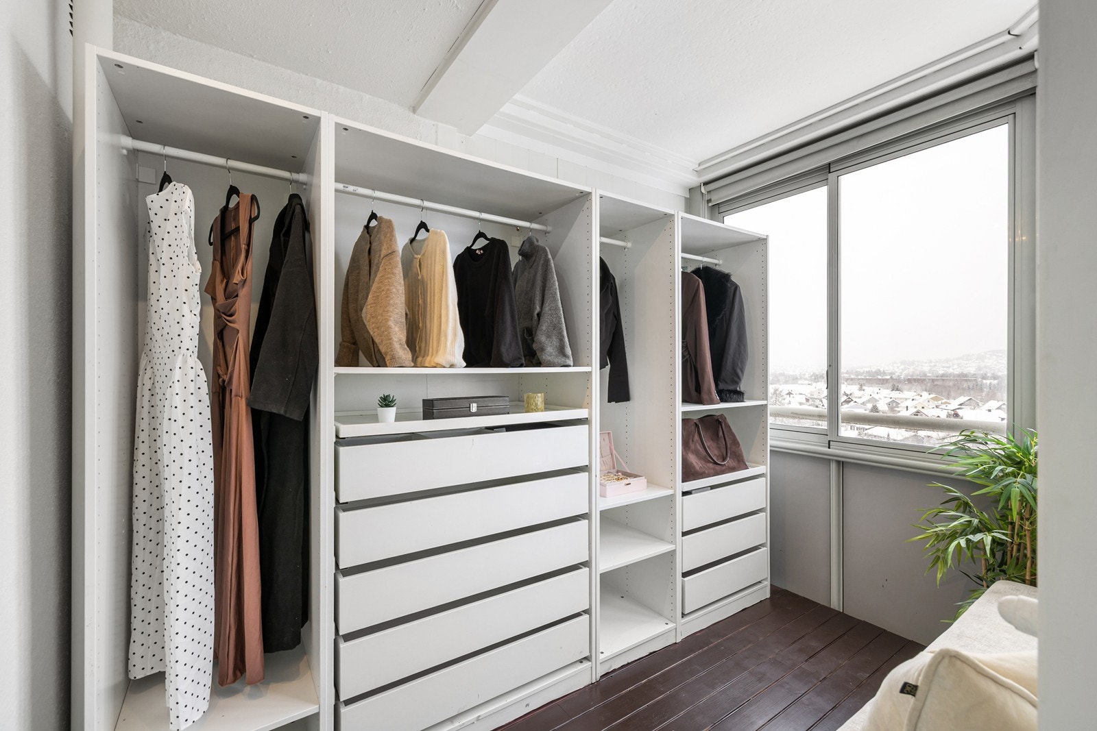 Selger har tatt i bruk den innglassede balkongen som en funksjonell garderobe med gode oppbevaringsmuligheter. Galleribilde