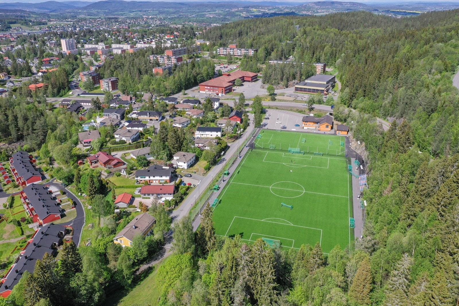 Boligen ligger i et rolig område, omkranset av skog, fotballbaner, barnehager, skoler, butikker mm. Galleribilde