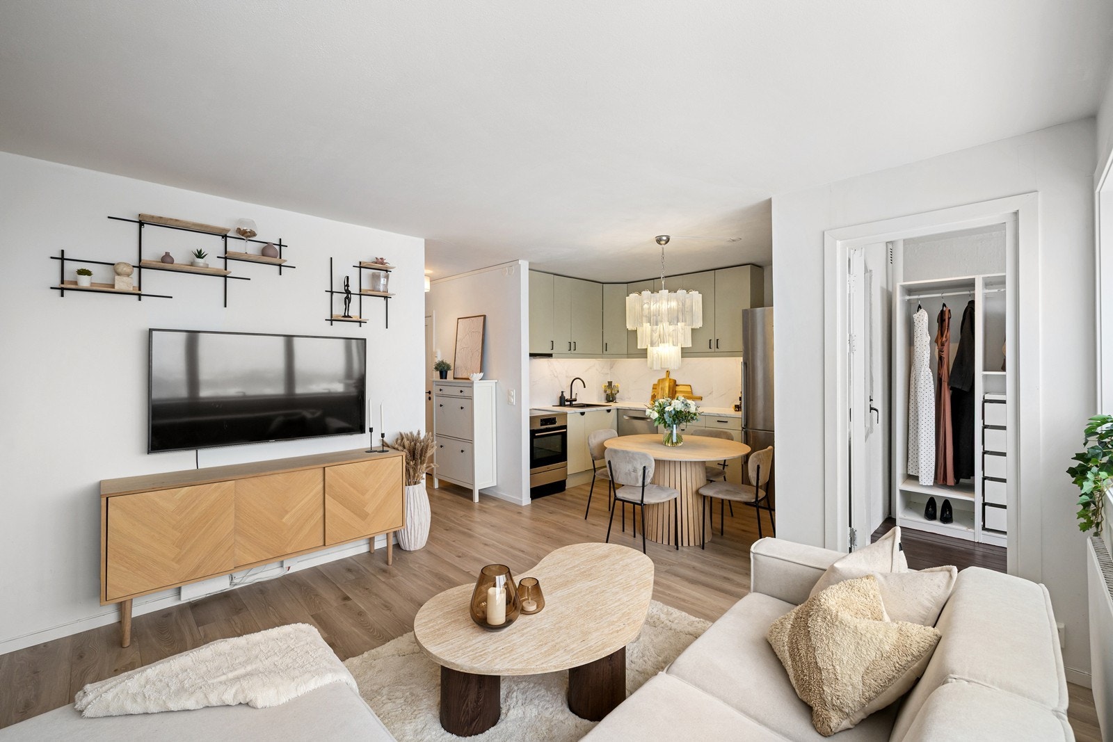 Gjennomført og harmonisk stue med god plassutnyttelse. Rommet oppleves lyst og romslig, med naturlig plass til både sofa, bord og mediemøbler. Galleribilde