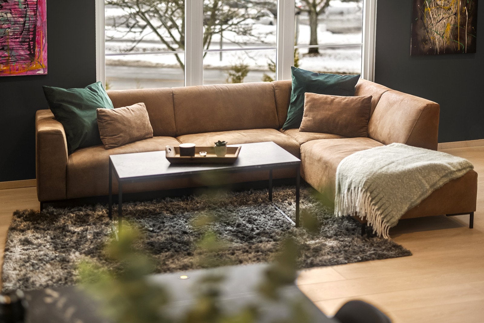 Stuen i første etasje har en åpen løsning mot kjøkkenet, som skaper en sosial sone. Galleribilde