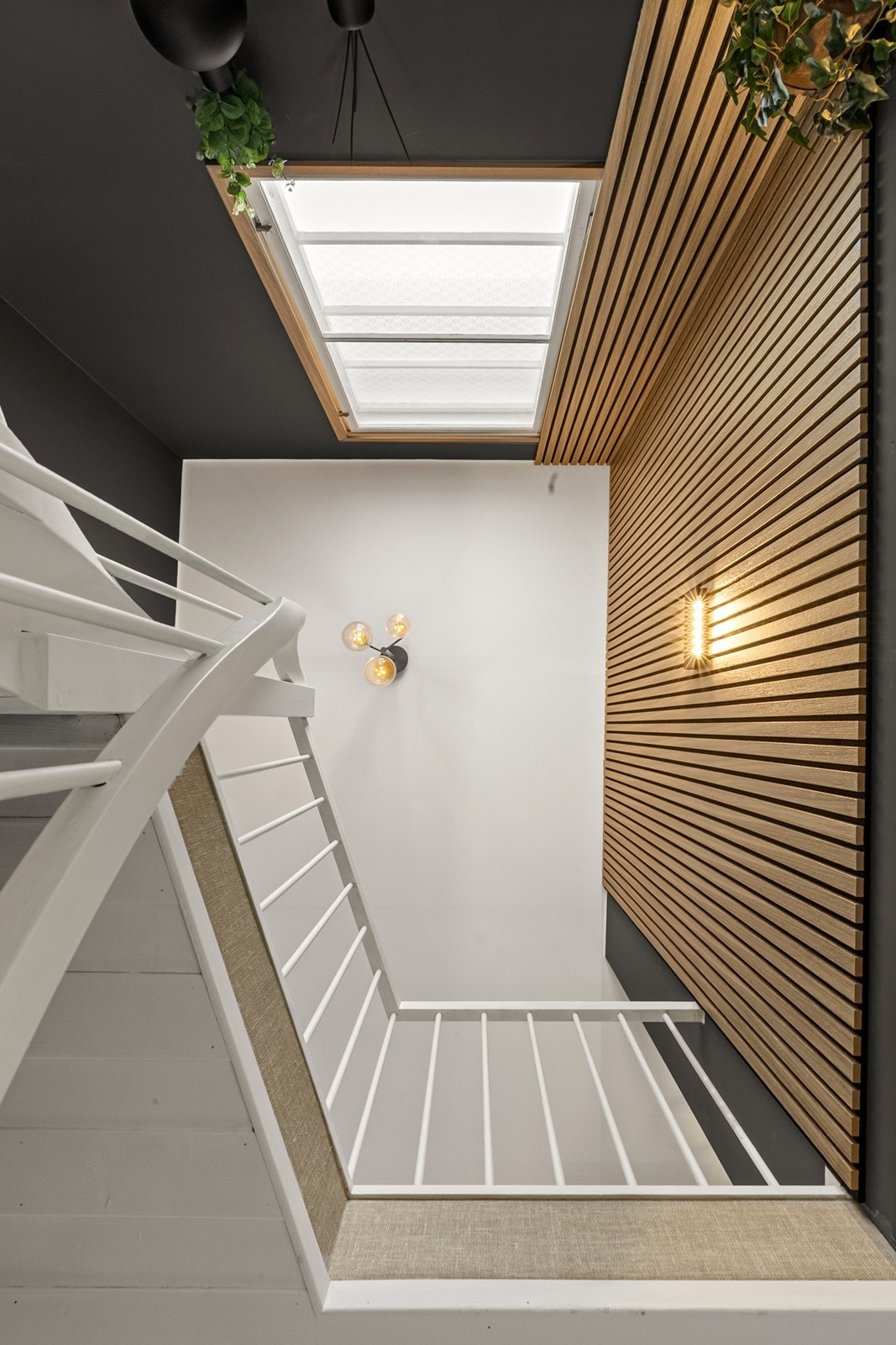 Trapperommet mellom underetasjen og 1. etasje er oppgradert med tidsriktig spilevegg og moderne belysning, som gir et stilrent uttrykk. Galleribilde