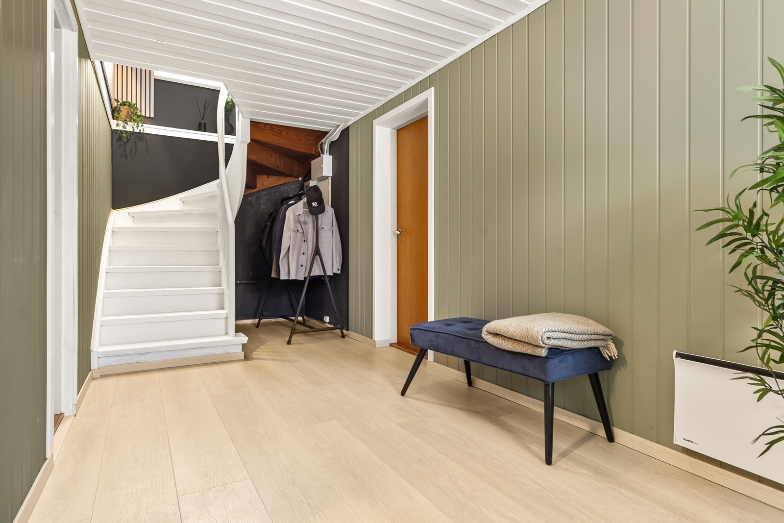 Fra hallen i underetasjen går trappen opp til boligens hovedplan. Galleribilde