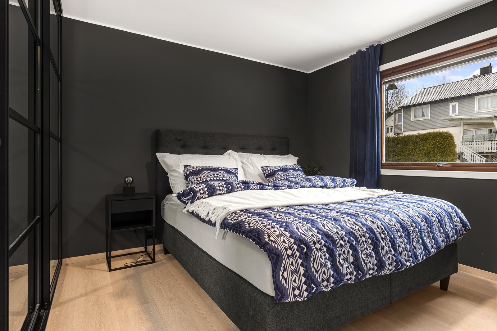 Boligen har to soverom i første etasje. Hovedsoverommet er av god størrelse, med laminatgulv og malte slette flater på vegger og i himling. Det er plass til dobbeltseng med tilhørende nattbord, og det er praktisk lagringsplass i skyvedørsgarderoben. Galleribilde