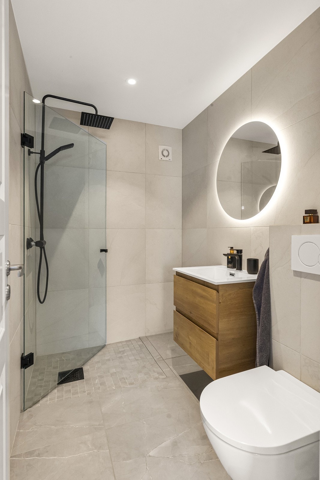 Hovedbaderommet ligger i første etasje og ble oppgradert av fagarbeidere i 2025, med flislagte overflater og dusjhjørne med glassvegger. Galleribilde