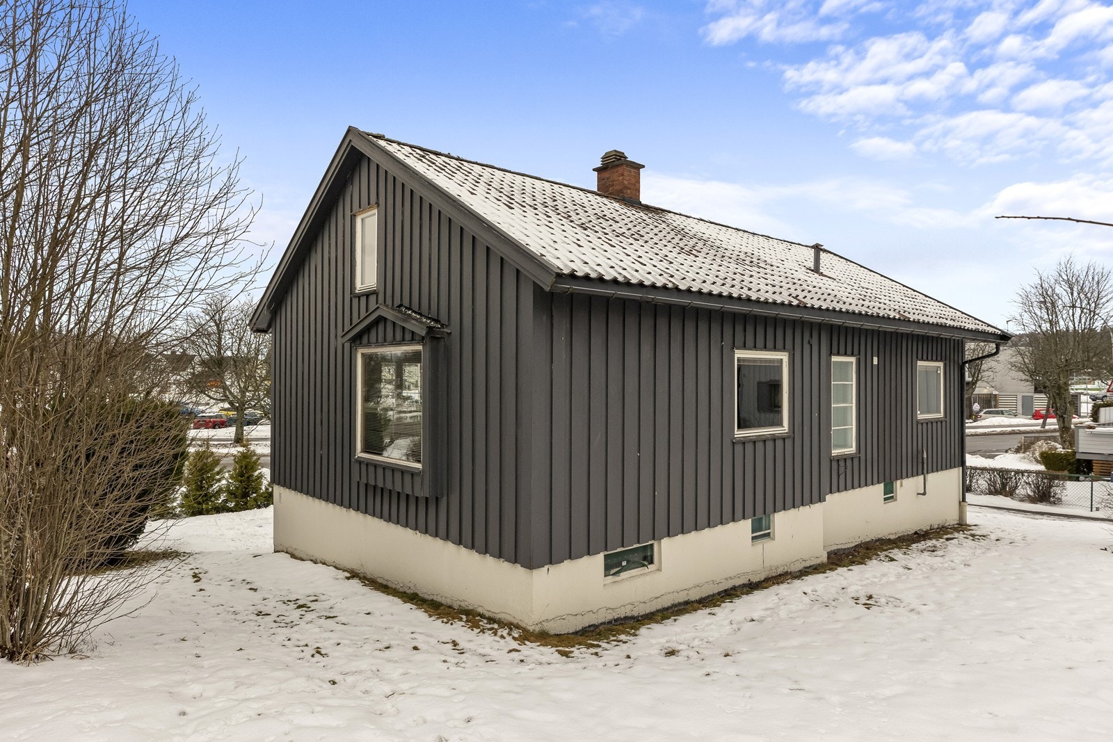 Fasaden har stående bordkledning og taket er tekket med tegltakstein. Galleribilde
