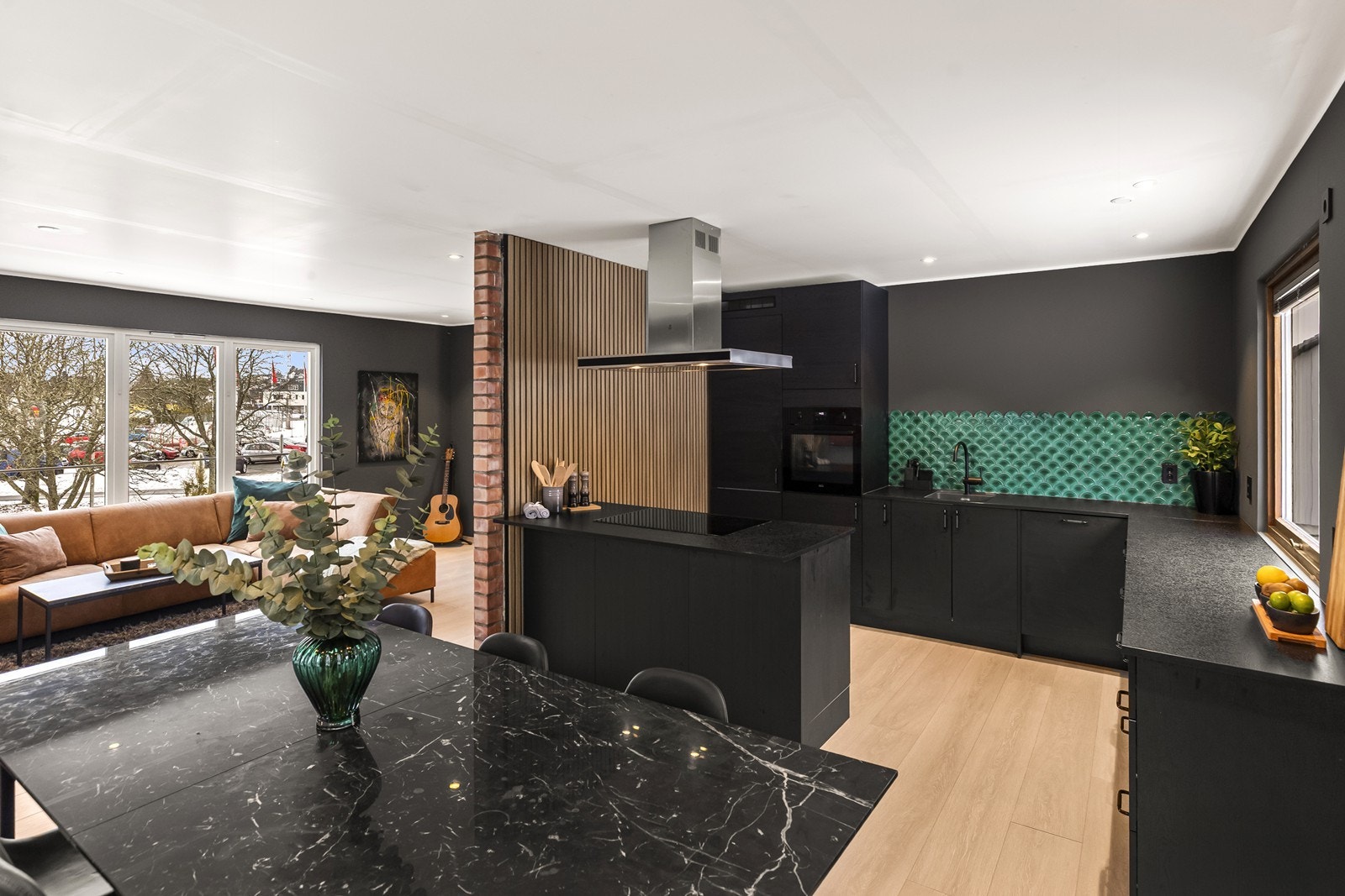 Den åpne løsningen gjør det enkelt å kombinere matlaging med sosialt samvær. Galleribilde