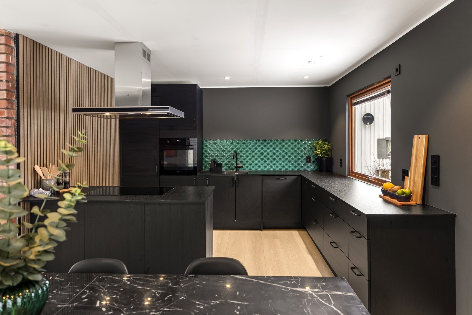 Innredningen har laminat benkeplate som gir gode arbeidsflater for matlaging. Galleribilde