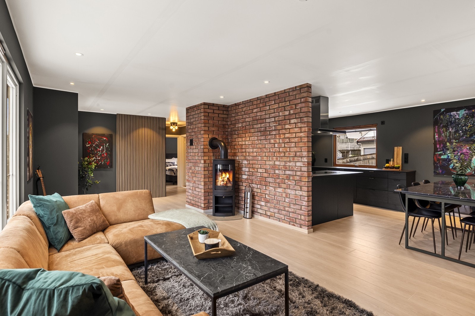 Den åpne planløsningen mellom stue og kjøkken gir en god romfølelse og fleksible møbleringsmuligheter. Galleribilde