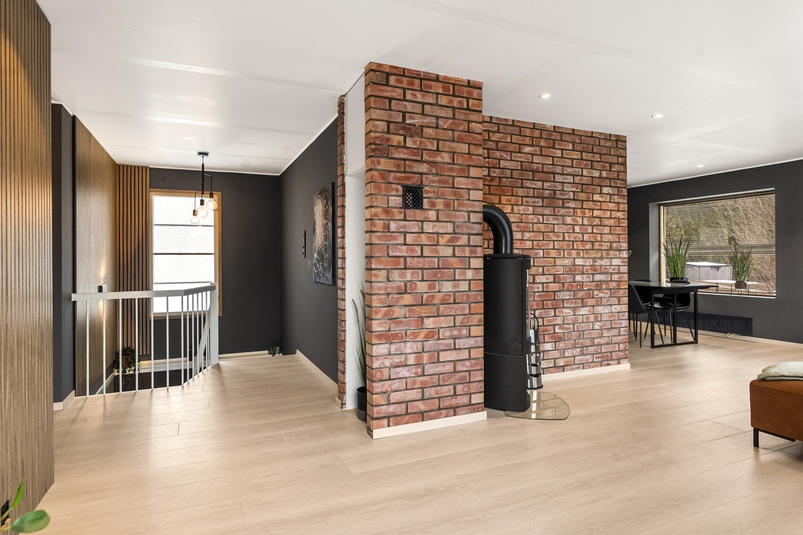 Boligens hovedetasje har en gjennomtenkt flyt mellom gang, stue og kjøkken. Galleribilde