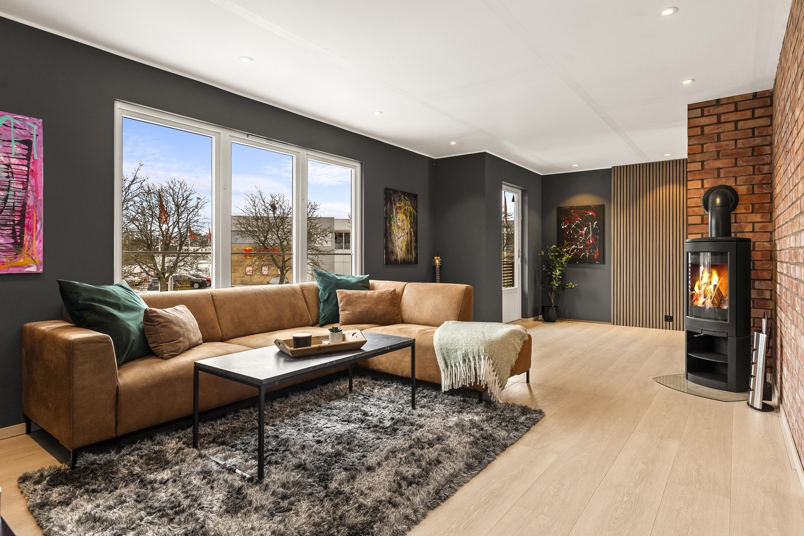 Fra stuen er det direkte utgang til en veranda på ca. 13 m². Galleribilde