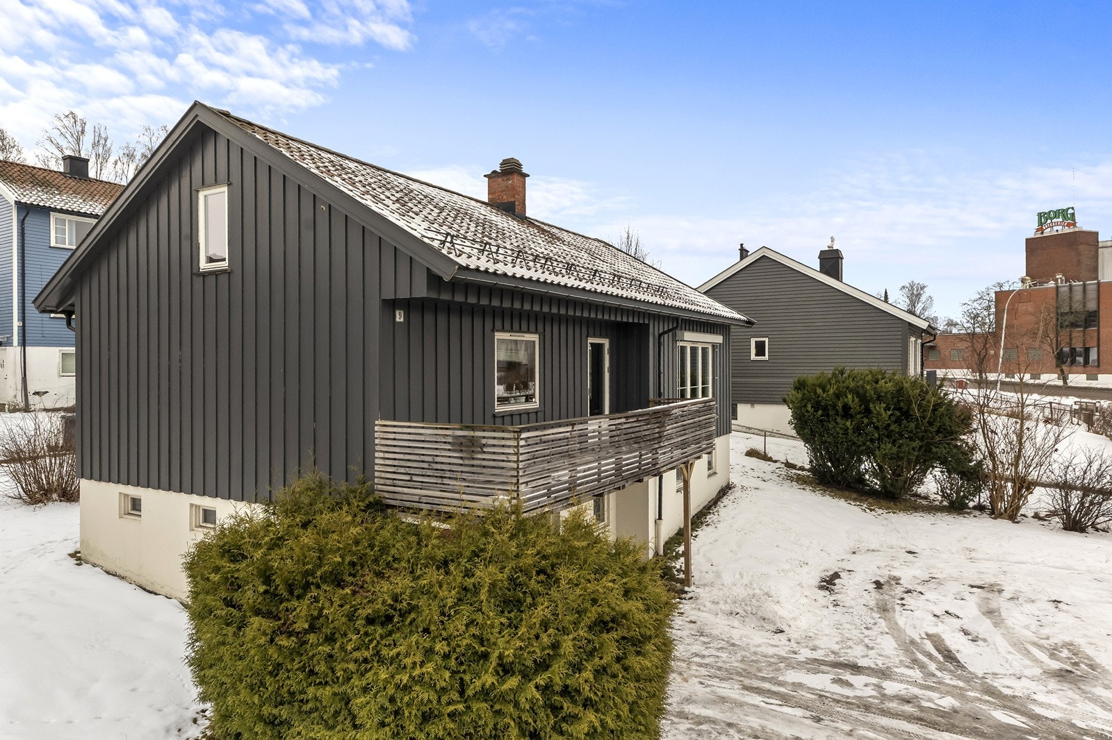 Delvis oppgradert enebolig, opprinnelig oppført i 1960, med sentral beliggenhet på Kurlandsletta, rett over veien for Coop Extra - kun ca. 1 km. fra Sarpsborg sentrum. Galleribilde