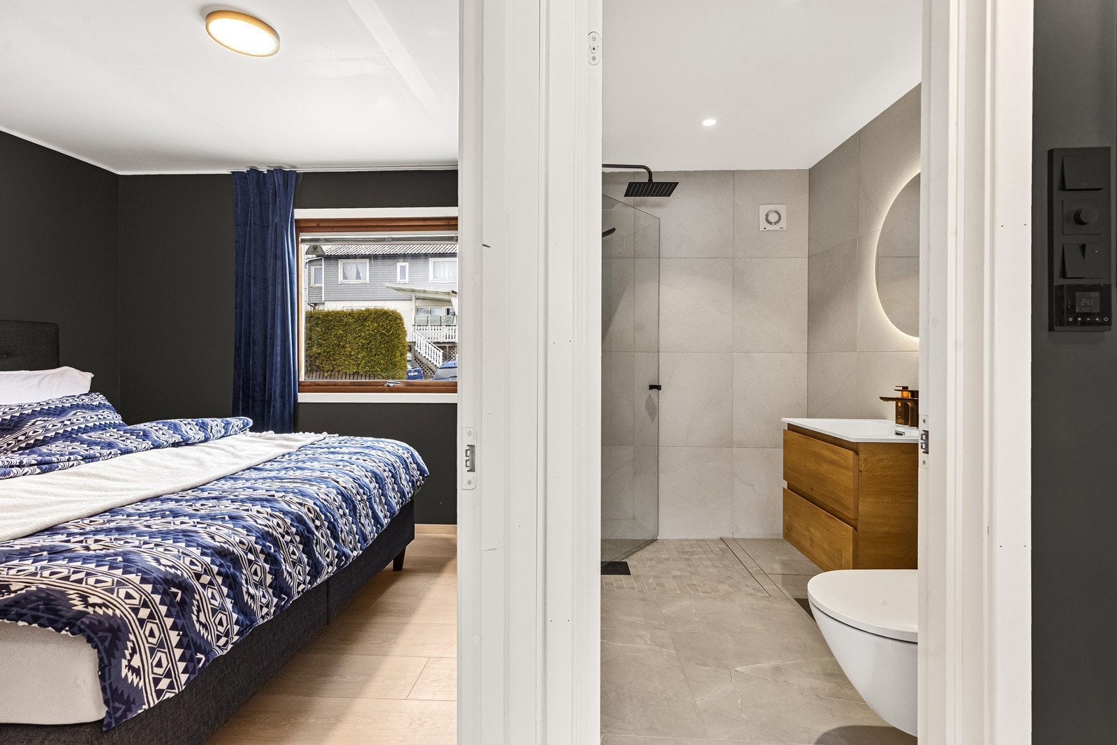 Fra hovedsoverommet er det enkel tilgang til det oppgraderte badet. Galleribilde