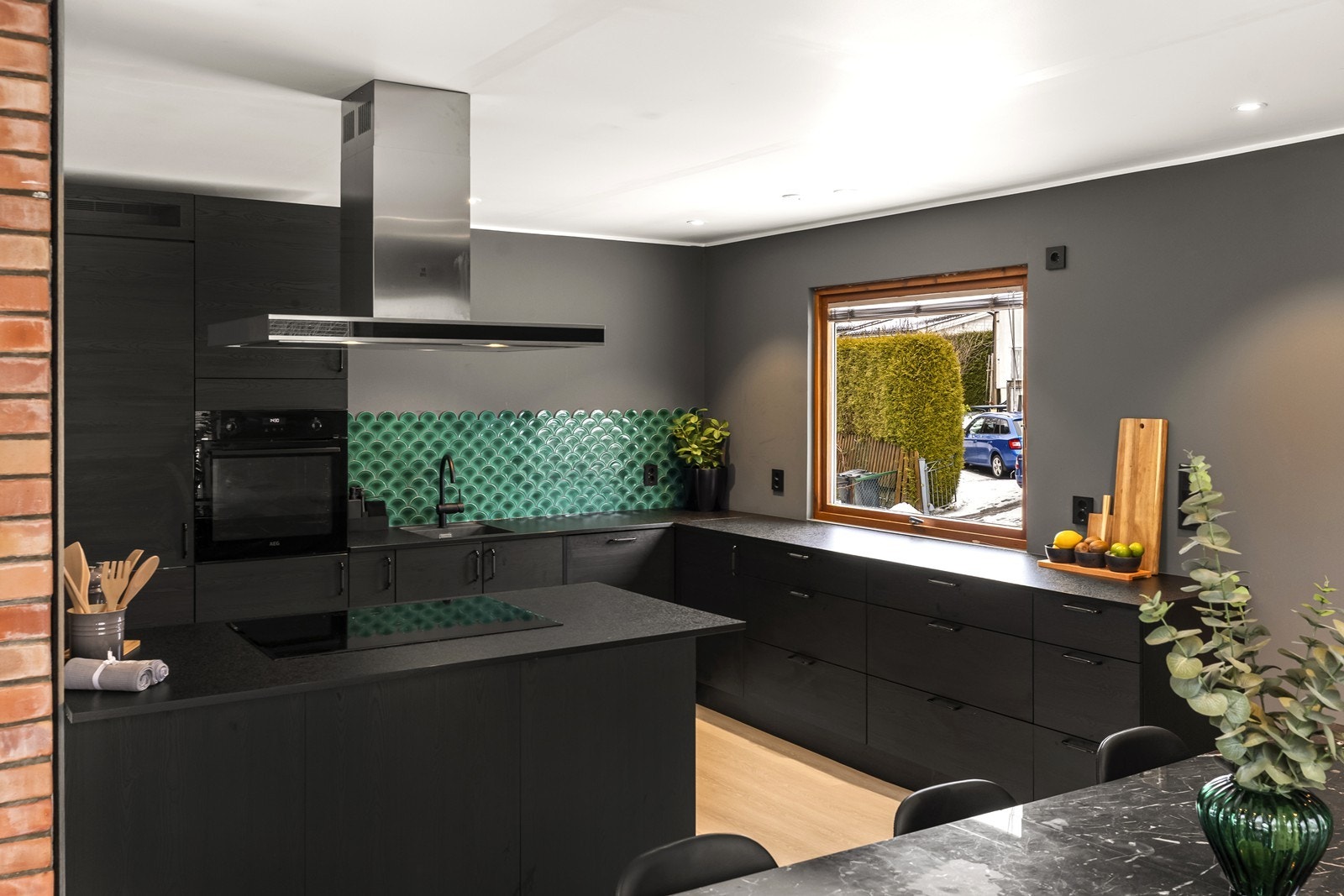 Rålekkert kjøkken fra Strai. Kjøkkeninnredningen fra 2019 er godt utstyrt med integrerte hvitevarer og rikelig med skapplass. Galleribilde