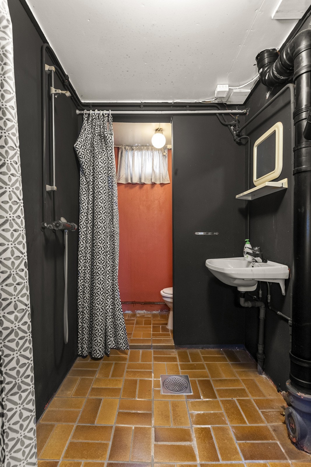 I underetasjen finnes et bad fra byggeår med flislagt gulv og murvegger. Rommet har behov for oppgradering i forhold til dagen krav til standard. Galleribilde