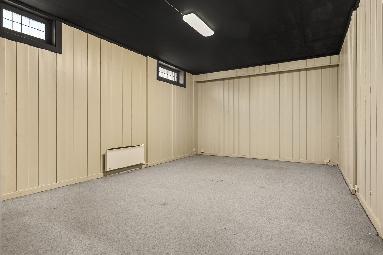 I underetasjen er det et uinnredet kjellerrom. Arealene er ikke godkjent for varig opphold. Galleribilde