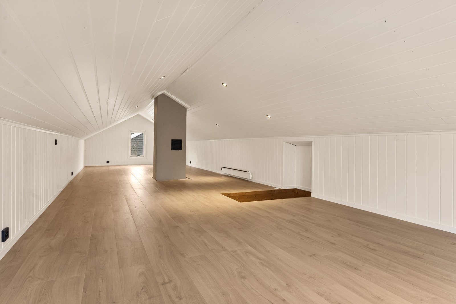 Loftet er innredet med laminatgulv og MDF-panel i tak og på vegger. Rommet er ikke godkjent for varig opphold. Galleribilde