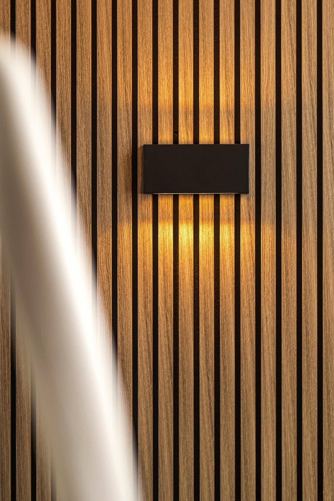 Gjennomtenkte detaljer som veggbelysning på spileveggen understreker boligens oppgraderte standard. Galleribilde